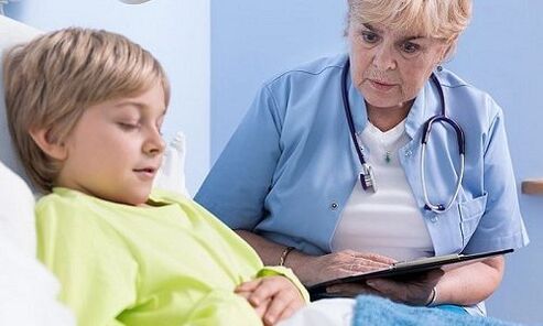 Dokter en kind in het ziekenhuis